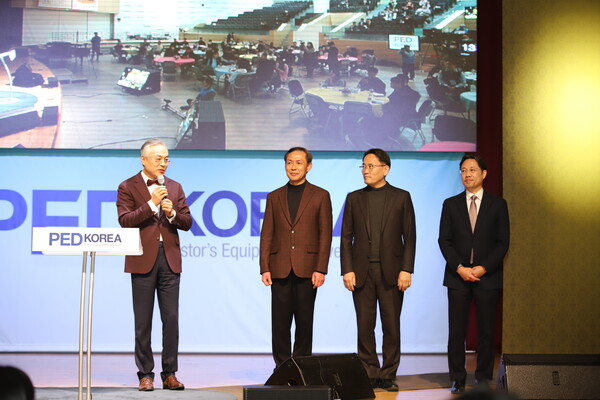 정연수 목사의 소개로 'PED KOREA 2023' 초청인들이 인사하고 있다.