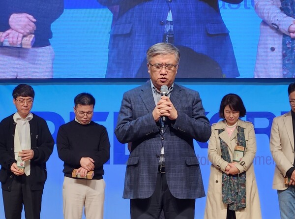 PED KOREA 2023을 마무리하며 기도하는 최헌영 목사(원주제일교회)