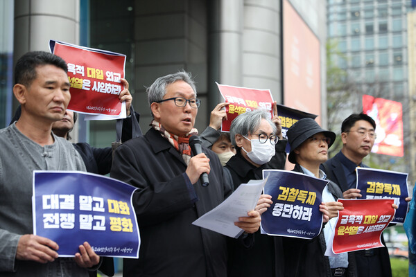 첫 번째 발언자로, 강제징용 배상안과 독도 문제 등 대일외교의 참사에 대해 비판하는 이경덕 목사