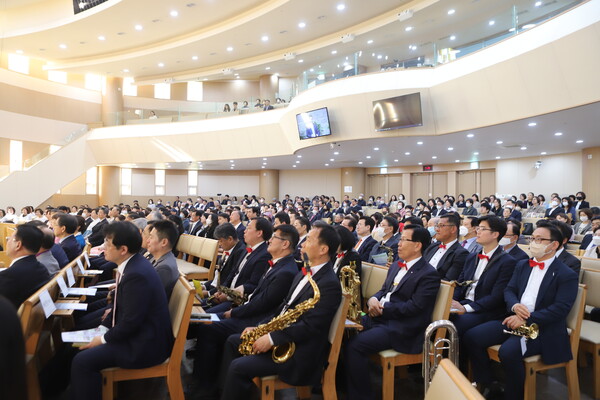 김상현 목사의 설교를 경청하는 참석자들