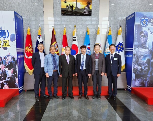 서산제일교회 이구일 목사와 장로들, 조대해 목사, 군선교회 사무총장 이재석 목사 등이 기념촬영하고 있다.