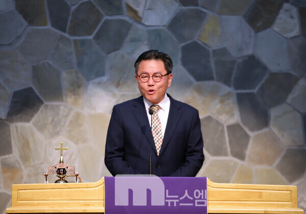 축사를 전하는 김진복 목사