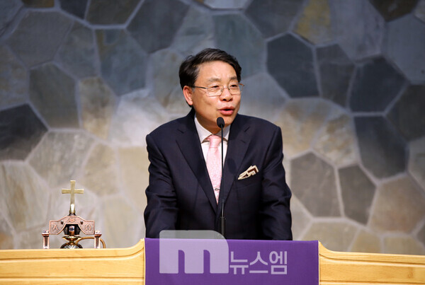 축사를 전하는 김충현 목사