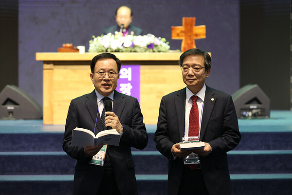 감사  김준성 목사와 차봉규 장로(왼쪽)