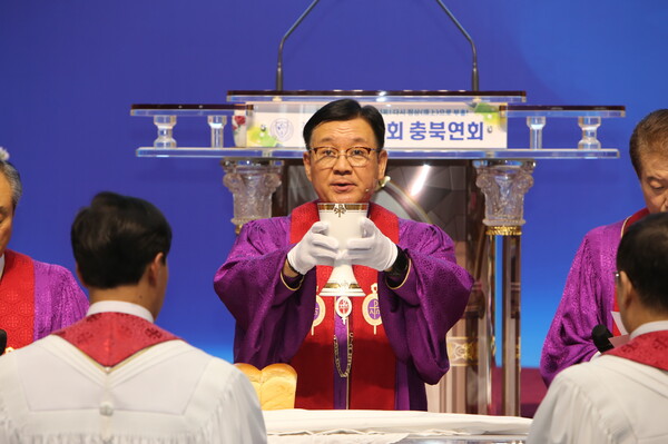 성찬예식을 집례하며 분병례를 행하는 박정민 감독