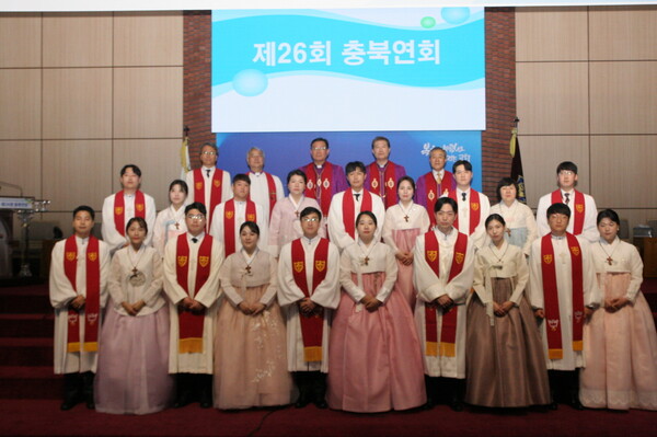 충북연회에서는 10명의 목회자들이 목사안수를 받았다.