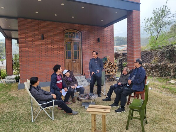 김진두 목사의 부인이 운영하는 카페 봉뷰에서 독서모임을 갖는 예수학당