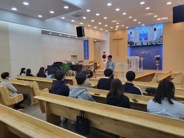 수촌교회를 찾은 학생들에게 삼일운동 역사에 관해 설명하는 조인연 목사