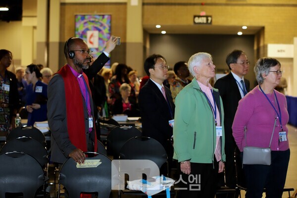 GBGM의 초청으로 총회 개회예배에 참석한 김정석 목사가 다른 회중들과 함께 일어나 비커튼 감독회장을 비롯한 감독들의 입장을 지켜보고 있다.