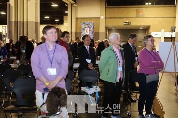 일어선채로 기도하는 김정석 목사