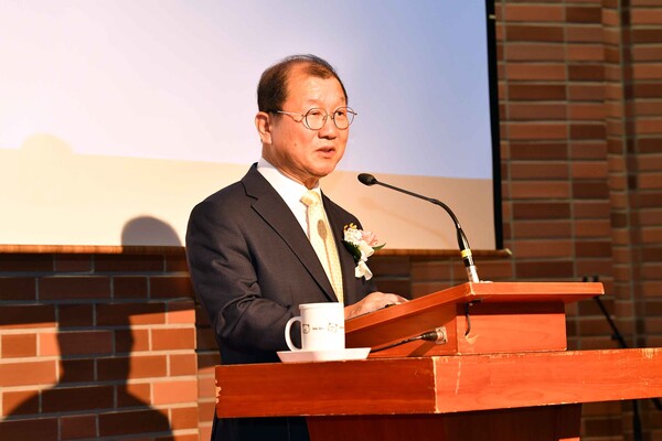 한국기독교역사문화아카데미 2대 원장에 취임한 왕보현 장로가 취임인사를 전하고 있다.