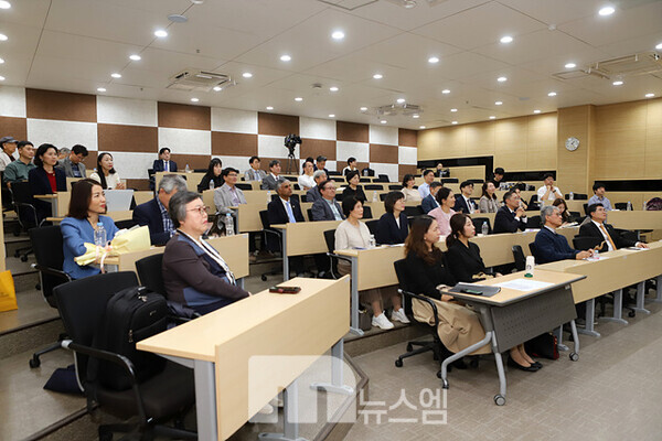 김종수 목사의 설교를 경청하는 참석자들