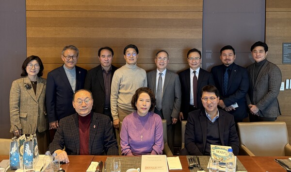 한국감리교선교사상담센터 제4회 정기이사회가 12월 13일 판교 부근에서 열린 가운데 중앙연회 김종필 감독(왼쪽에서 두 번째)을 비롯해 참석한 이사들이 기념촬영에 임하고 있다. 