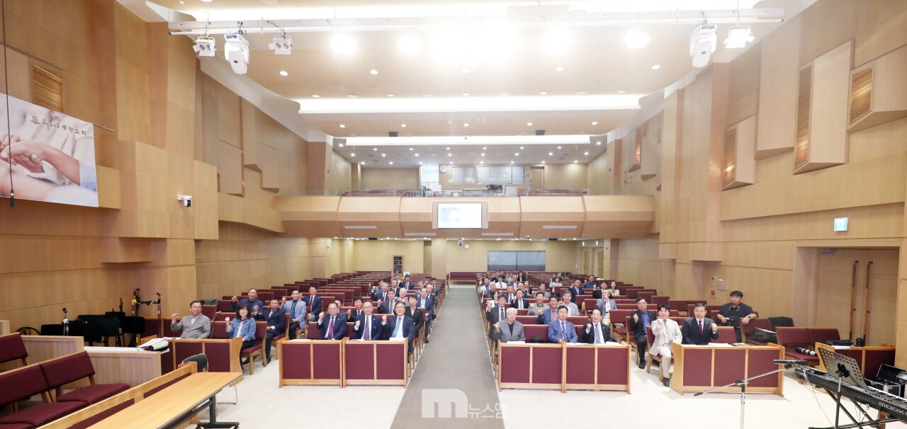 예배 후 전체 기념사진 촬영 모습