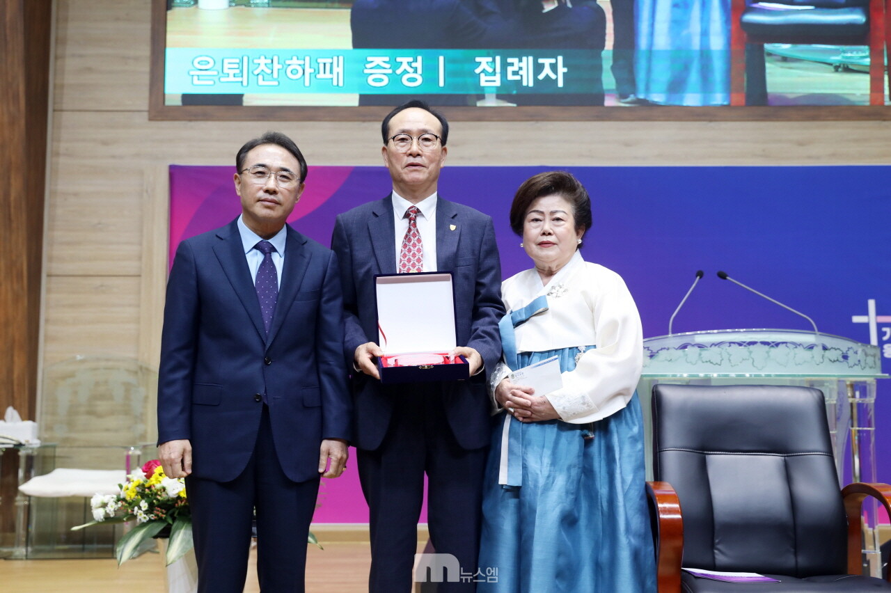 은퇴찬하패를 받은 후 기념 사진촬영 모습