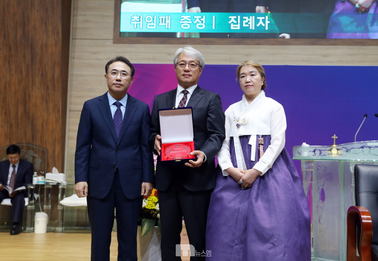 취임패 전달 후 기념 사진촬영 모습